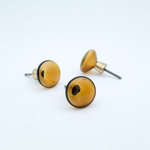 Könnte beinhalten: Rustikales Holzschild mit dem Text "Welcome to our home" in weißer Schrift. Das Schild hat eine Used-Optik und ein schlichtes, einladendes Design, ideal für eine Veranda oder einen Eingangsbereich.