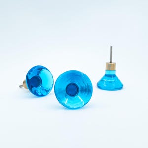 Vintage, übergroße blaue Glas-Schrankknöpfe aus den 1960er Jahren, Lindshammar, Schweden, Griffe aus Glas und Messing, skandinavischer Stil der Mitte des Jahrhunderts