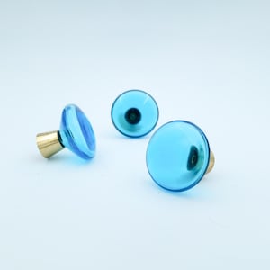Op de afbeelding: Set van drie keramische mokken met een gespikkelde, matte afwerking. De mokken zijn in crème, lichtgrijs en donkergrijs. Elke mok heeft een eenvoudig, minimalistisch ontwerp.