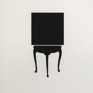 Op de afbeelding: Zwart-witte silhouet van een tafel met een vierkant blad en vier poten. De tafel staat op een witte achtergrond.