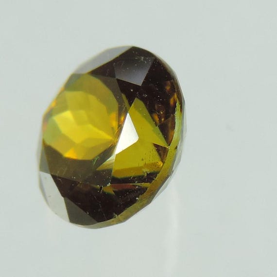 RARE !! JOLIE SPHENE VERT JAUNE DE MADAGASCAR : 5.5 mm x 5.2 mm