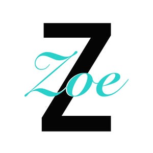 Peut inclure: Graphisme avec le nom "Zoe" en écriture turquoise superposé à un grand "Z" noir. Le fond est blanc uni, créant une esthétique minimaliste à fort contraste.