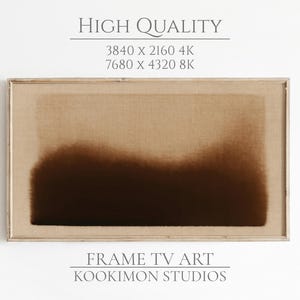 Pode incluir: Impressão de arte abstrata emoldurada com um gradiente de tons castanhos. A obra apresenta uma forma desfocada castanha escura na parte inferior, que transita para tons castanhos mais claros na parte superior. O texto no topo diz "HIGH QUALITY" e na parte inferior "FRAME TV ART KOOKIMON STUDIOS".
