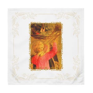 以下が含まれることがあります： 白い正方形のスカーフ。ルネサンス様式の額縁に入った絵画で、トランペットを吹く天使が描かれています。天使はピンク色のローブを着ており、金の光輪があります。スカーフには装飾的な花のボーダーがあります。