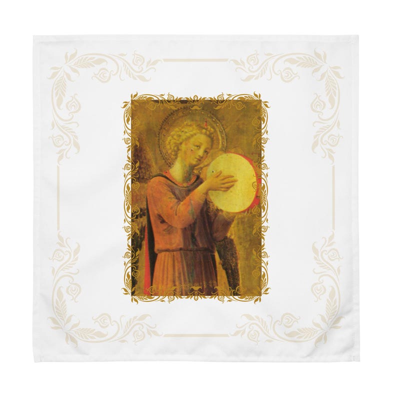 以下が含まれることがあります： 正方形の白い装飾布。ルネサンス様式の絵画で、タンバリンを持つ天使が描かれています。天使は赤と金のトーンで描かれ、金色の後光があります。布には装飾的な花のボーダーがあります。