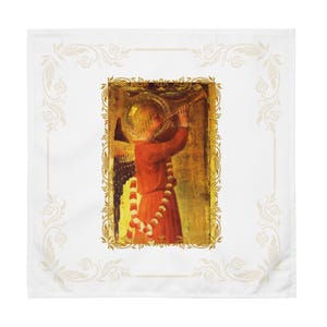 以下が含まれることがあります： ルネサンス様式の天使がトランペットを吹いている額縁入りの画像が描かれた、正方形の白いバンダナ。天使は赤いローブと金のハローを身に着けています。フレームは金で、バンダナには花のボーダーがあります。