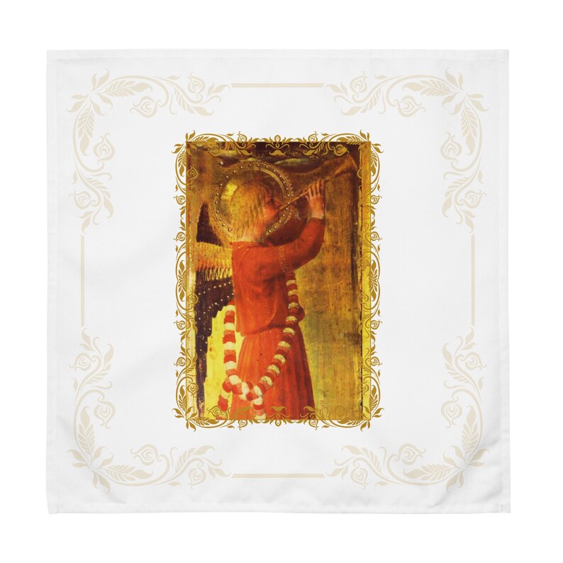以下が含まれることがあります： ルネサンス様式の天使がトランペットを吹いている額縁入りの画像が描かれた、正方形の白いバンダナ。天使は赤いローブと金のハローを身に着けています。フレームは金で、バンダナには花のボーダーがあります。