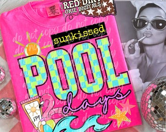 Puede incluir: Una camiseta rosa brillante con las palabras "sunkissed POOL days" en una fuente lúdica. La palabra "POOL" tiene un patrón a cuadros en tonos verdes y azules. El diseño incluye un sol, protector solar, un flotador de flamenco y olas.