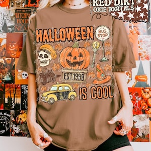 Puede incluir: Una camiseta marrón de manga corta con un estampado gráfico que incluye el texto HALLOWEEN IS COOL, una calabaza sobre una base con la inscripción EST. 1998, una calavera con gorra, un taxi amarillo, una señal de parada de autobús y hojas.