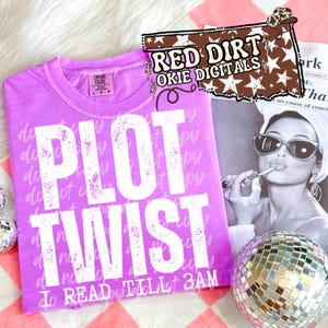 May include: A lilac-colored t-shirt with the words "PLOT TWIST" in large white letters. Below, it reads "I READ TILL 3AM". The shirt is displayed with a black and white image of a woman and a disco ball.