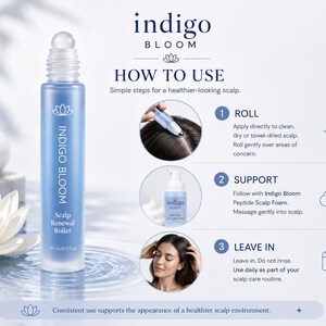 Może przedstawiać: Niebieski wałek do odnowy sk&oacute;ry głowy Indigo Bloom, 10 ml/0,3 fl oz, z instrukcją użytkowania. Kroki obejmują rolowanie produktu na sk&oacute;rze głowy, użycie pianki peptydowej i pozostawienie jej. Kwiat lotosu i ręcznik znajdują się w tle.