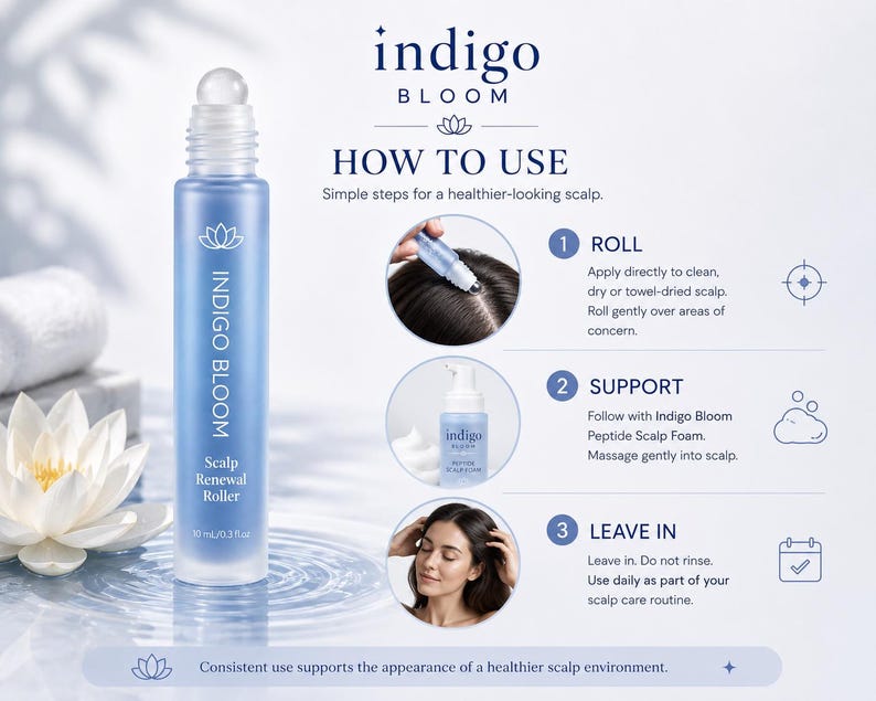 Może przedstawiać: Niebieski wałek do odnowy sk&oacute;ry głowy Indigo Bloom, 10 ml/0,3 fl oz, z instrukcją użytkowania. Kroki obejmują rolowanie produktu na sk&oacute;rze głowy, użycie pianki peptydowej i pozostawienie jej. Kwiat lotosu i ręcznik znajdują się w tle.