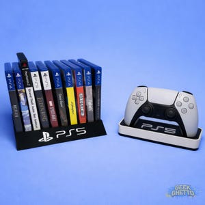 Può includere: Un supporto nero per giochi PS5 con il logo PS5 e un controller bianco e nero su un supporto. Il supporto contiene diverse custodie di giochi PS4. Lo sfondo è blu.