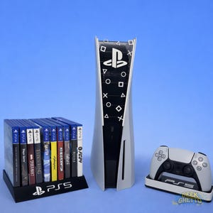 Può includere: Una console PlayStation 5 bianca e nera con un controller e custodie per giochi abbinati. La console presenta il logo PlayStation e i simboli del controller. I giochi sono esposti in un supporto nero con il logo PS5.