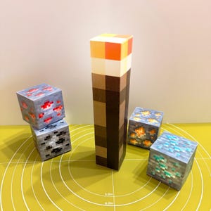 Bloques de mineral y antorcha de Minecraft: set de manualidades de papel 3D imprimibles para decorar tartas, fiestas, regalos o manualidades / Descarga digital de vectores en PDF