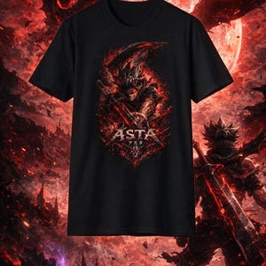 Puede incluir: Camiseta negra con un gráfico detallado de un personaje con ojos rojos y una espada, con el nombre "ASTA". El fondo es una escena de fantasía roja y negra.