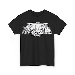 Puede incluir: Camiseta negra con un gráfico blanco de la cara de un lobo gruñendo.