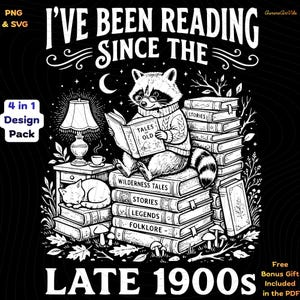 Puede incluir: Un diseño gráfico en blanco y negro que muestra un mapache con gafas y suéter, leyendo un libro titulado TALES OF OLD mientras está sentado sobre una pila de libros etiquetados como WILDERNESS TALES, STORIES, LEGENDS y FOLKLORE. El texto dice I'VE BEEN READING SINCE THE LATE 1900s.