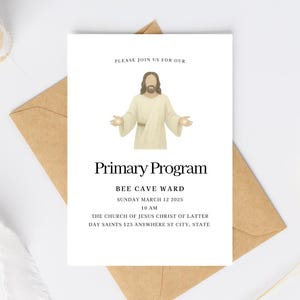 Puede incluir: Una tarjeta de invitación blanca con el texto "Primary Program" y una ilustración de Jesucristo. La tarjeta está sobre un sobre marrón. El texto incluye la fecha, la hora y el lugar del evento.