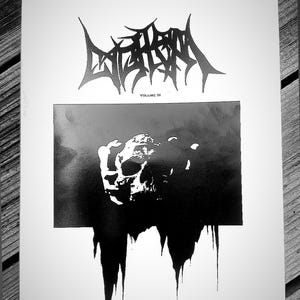 Może przedstawiać: Czarno-białe zdjęcie okładki czasopisma z tytułem "EXTERMINATE" w pogrubionej, stylizowanej czcionce. Okładka przedstawia czaszkę z kapiącą czarną farbą, a tekst "VOLUME III" znajduje się pod tytułem.