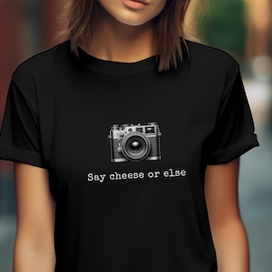 写真家「Say Cheese or Else」シャツ - カメラ愛好家、写真撮影者、趣味人へのギフト - 男女兼用写真Tシャツ