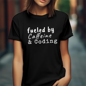 Lustiges Programmierer T-Shirt ""Fueled By Kaffeine & Coding"", Programmierer T-Shirt, Computer Science Geschenk, IT Humor Shirt, Programmierer Witz Top."