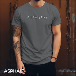 Koszulka Git Push Pray, zabawna koszulka do kodowania, humor dla programisty, prezent dla programisty, koszulka dla inżyniera oprogramowania, życie DevOps, żart z debugowania