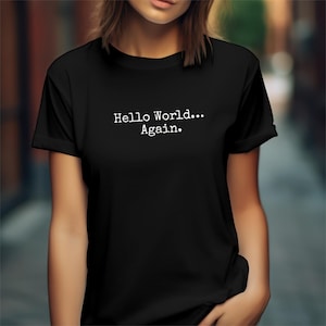 Hello World Again T-shirt, grappig coderingsshirt, ontwikkelaarcadeau, software-ingenieur humor, programmeergrap, tech geek shirt, leven debuggen