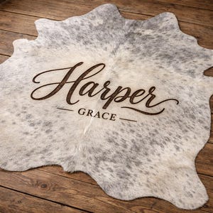 Alfombra de piel de vaca grabada / Pieles de vaca personalizadas Decoración del hogar estilo western, grabado de logotipo, nombre y marca personalizados Alfombras de piel de vaca