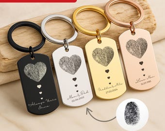 Könnte beinhalten: Vier personalisierte Schlüsselanhänger mit Fingerabdruck-Herz-Designs. Die Schlüsselanhänger sind schwarz, silber, gold und roségold. Jeder Schlüsselanhänger hat einen anderen Namen und ein anderes Datum eingraviert. Der Text "Custom Engrave any Fingerprints, Date & Name" ist ebenfalls sichtbar.