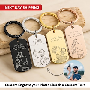 Pode incluir: Uma coleção de chaveiros personalizados em preto, prata, ouro e ouro rosa. Cada chaveiro apresenta um esboço fotográfico e texto gravados sob medida. Os chaveiros têm diferentes cores de anel e mensagens gravadas.