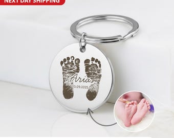 Personalisierter Baby-Fußabdruck-Schlüsselbund mit individuell graviertem Namen und Datum, Edelstahl-Andenken für Neugeborene, Gedenkgeschenk für neue Eltern