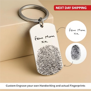 Könnte beinhalten: Ein silberfarbener Schlüsselanhänger mit einem rechteckigen Anhänger. Der Anhänger zeigt einen Fingerabdruck und den handgeschriebenen Text "from Mum xx". Das Bild enthält auch den Text "Custom Engrave your own Handwriting and actual Fingerprints".