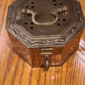 蓋、蝶番、ハンドル、フロントラッチ付きのヴィンテージ真鍮クリケットボックス