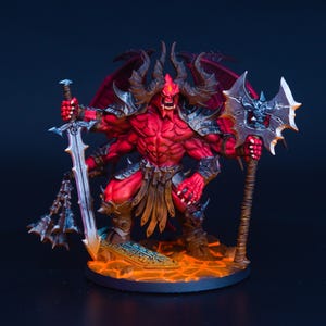 Puede incluir: Figura detallada de un demonio rojo con cuatro brazos, sosteniendo una gran espada y un hacha de batalla. El demonio tiene cuernos, alas y está de pie sobre una base de fuego. La figura está pintada con detalles intrincados.