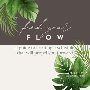 Może przedstawiać: Motywujące zdanie: "find your FLOW", wraz z przewodnikiem po tworzeniu harmonogramu, który pchnie cię do przodu, otoczone tropikalnymi zielonymi liśćmi na szarym tle.