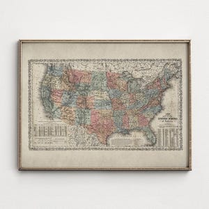 Pode incluir: Um mapa emoldurado de estilo antigo dos Estados Unidos da América com estados em tons pastel, detalhes intrincados nas bordas e tabelas estatísticas impressas nos cantos inferiores sobre um fundo de pergaminho envelhecido.