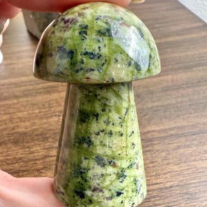 Green Serpentine Stone Mushroom – Hand-Carved Decorative Crystal Figurine, Polished Green Stone for Shelf or Gift Display