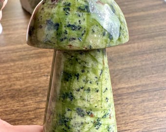 Green Serpentine Stone Mushroom – Hand-Carved Decorative Crystal Figurine, Polished Green Stone for Shelf or Gift Display