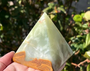 Green Onyx Pyramid – Polished Natural Green Stone with Brown Bandinf Sculpture, Decorative Green Crystal for Shelf, Desk or Gift Display
