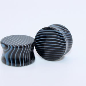 Black Line Agate Plugs Unique Striping - Black and White Gauges Pair