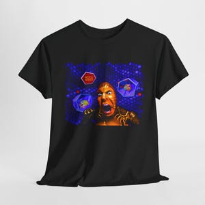 Może przedstawiać: Czarny t-shirt z grafiką przedstawiającą osobę z otwartymi ustami, trzymającą dwa przedmioty. Projekt zawiera tekst "ACCESS DENIED" oraz geometryczne kształty w kolorze niebieskim i czerwonym.