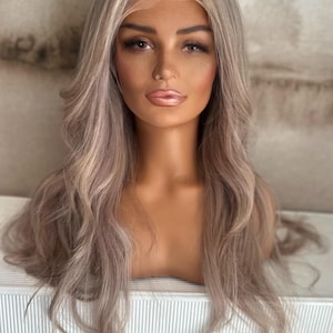 Peluca de cabello humano de 26 pulgadas, rubio ceniza ondulado en capas, peluca frontal de encaje HD 13x6