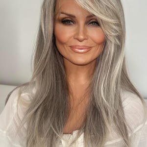 Lace Front Peruk med Grå Silverfärgad Lace Front-effekt: Handknuten Del 33x15 cm