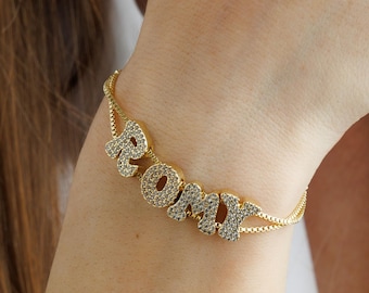 Personligt guldpläterat armband med kubisk zirkonia-bubbelnamn