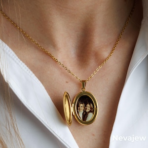 Locket Necklace with Photo – Engraved Oval Necklace in Gold, Personalized Photo Necklace, Anniversary Gift, Memorial Jewelry, Mom Gift