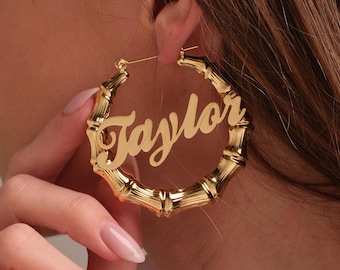 Orecchini a cerchio in bambù personalizzati con nome, orecchini a cerchio con targhetta dorata personalizzata, orecchini in bambù personalizzati, regalo per donna, gioielli con monogramma, regalo per infermiera
