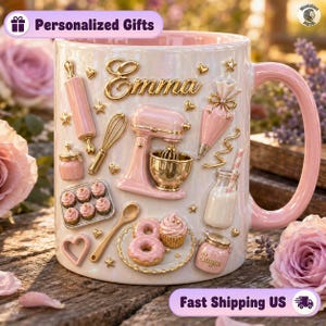 Peut inclure: Un mug en céramique blanc nacré portant le prénom Emma en lettres dorées. Il est orné d'icônes en relief sur le thème de la pâtisserie, notamment un batteur sur socle, un rouleau à pâtisserie, un fouet, une poche à douille et des cupcakes.