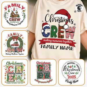 Könnte beinhalten: Ein cremefarbenes T-Shirt mit einem festlichen Weihnachtsdesign. Das Shirt zeigt die Worte "Christmas Crew" in einer Mischung aus Mustern und Farben, mit einem Weihnachtsmütze. Darunter steht "making memories together" und "Family Name".