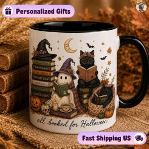 Mok met de tekst "All Booked For Halloween", Spooky Ghost Black Cat koffiemok, Gezellige herfstheks leesmok, Halloween boekenmok, Cadeau voor boekenwurmliefhebber